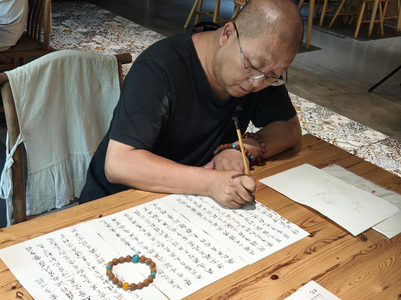 下午天气热，没有去爬山，在朋友的幸会咖屋抄经一帧，静心写经，沉静自己，好久好久没