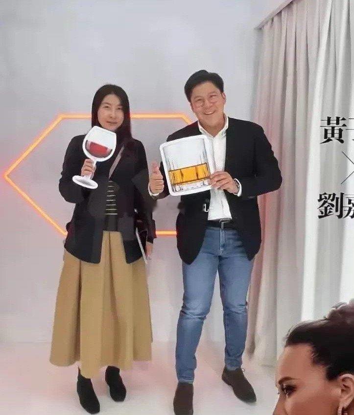 郭晶晶霍启刚去看了《香港式离婚》，两人开心打卡拍照，这两人给人感觉是怎么都不会离