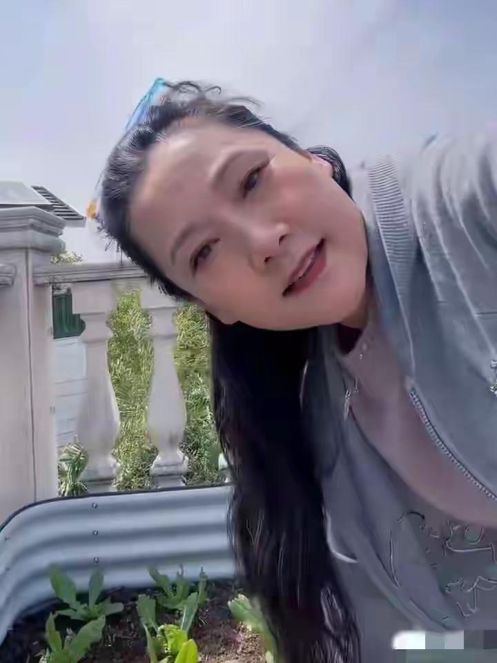 何赛飞一辈子忙忙碌碌，很有成就，年龄大了，也该歇歇、修身养性了。祝你开心快乐，健