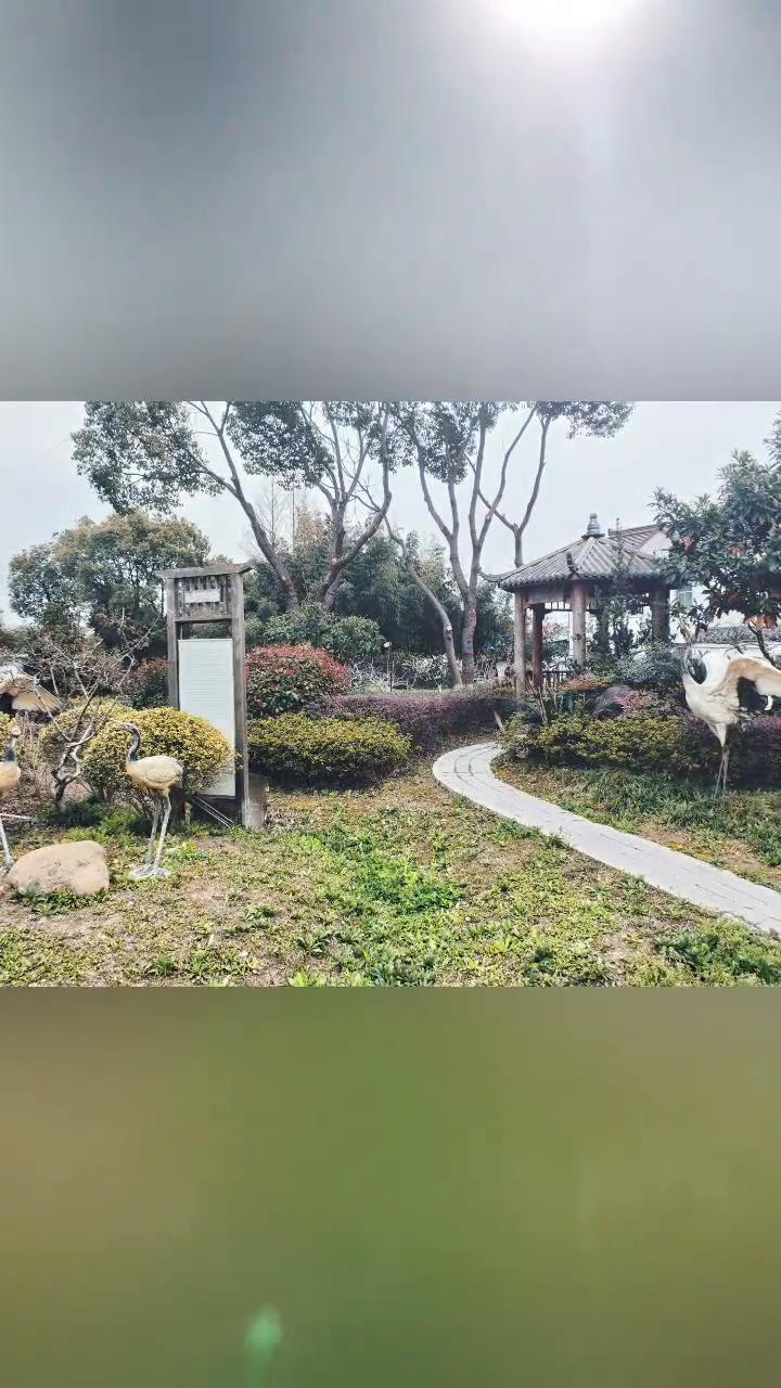 我们去旅行，实现曾经约定。要看很多的风景，记录你美丽心情。我们去旅行，总有浪漫上