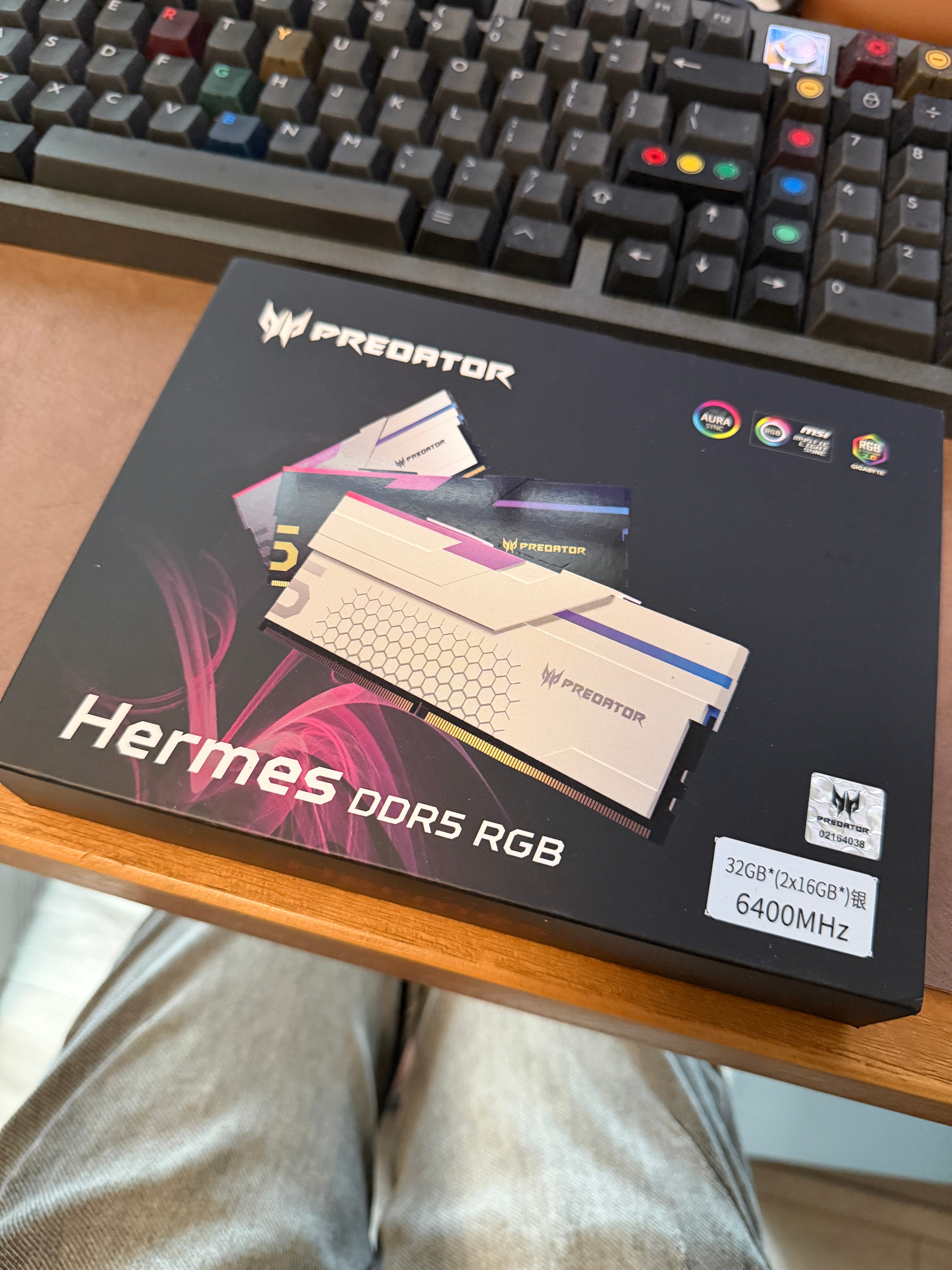 八百多买的内存，现在价格翻了三倍，真的离谱。