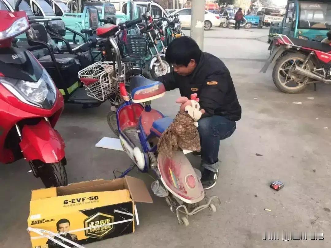 “到底什么样的家长，能教出这样的孩子？”修车店老板给小孩哥修车不要钱，小孩哥却仍