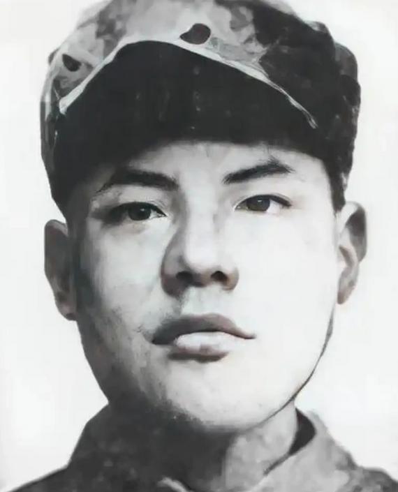 1943年，仅25岁的八路军科长被俘，日军把他带到华丽住所，还找来美娇娘与他同房