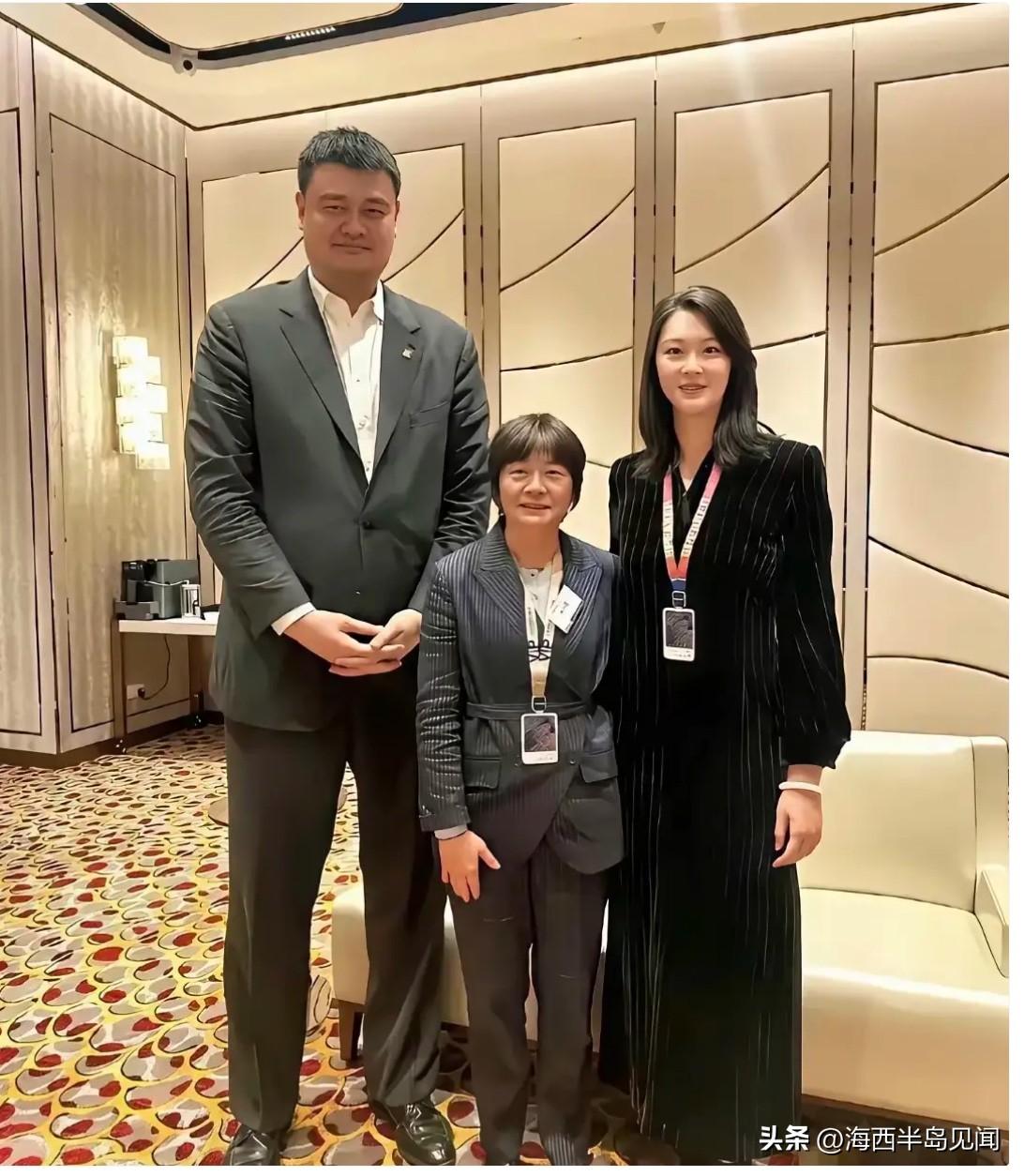三大球名将罕见同框，个个都是传奇。左边是篮球巨星姚明，右侧是女排奥运冠军惠若琪，