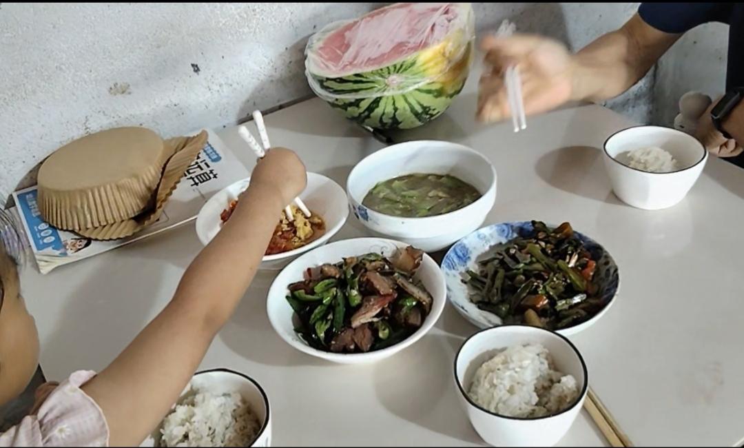 昨天上午赚了60块很泄气，今天上午居然是0蛋。麻将室的老板娘说，现在凑一桌都难了