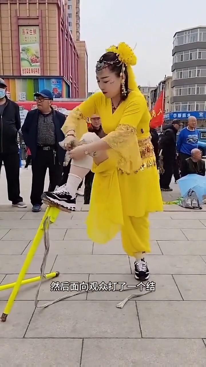 踩高跷谁都看过，高跷是怎么绑到鞋上面的？本期就第一视角看看美女专业的手法。
·只