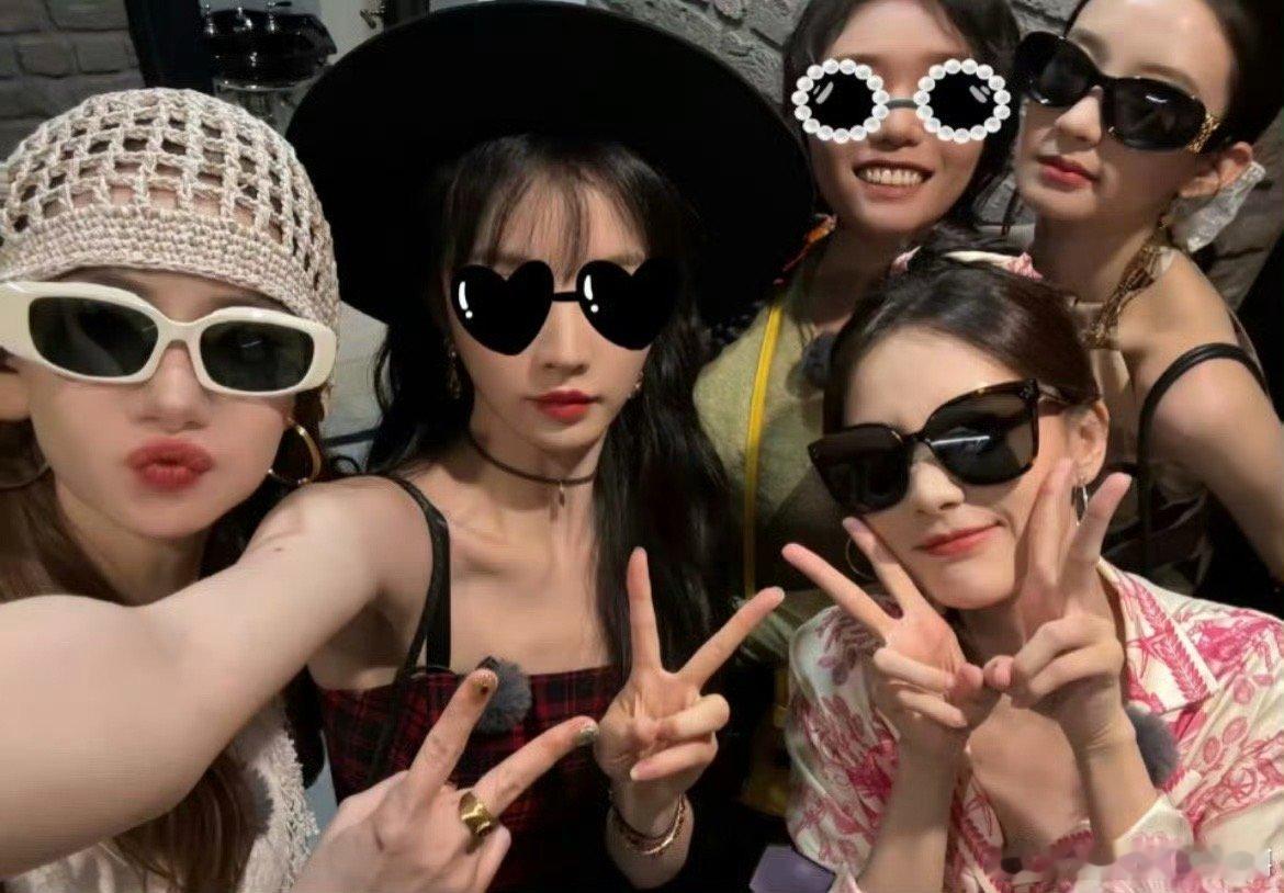 李一桐漂亮的脸旁边还是漂亮的脸谁看了李一桐和几位姐姐的合照不说一句绝啊！真的是太