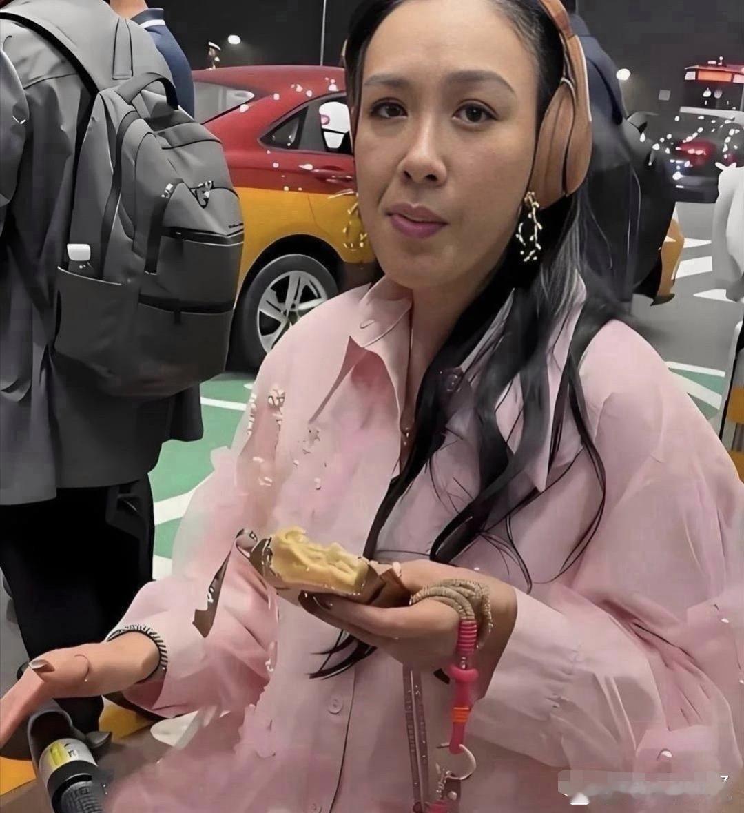 没有滤镜下的钟丽缇，容貌太真实了，50岁这样很不错了 