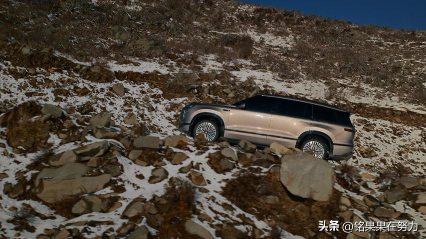 9X最近开始预售了，32.98万元起。说实话，这个价格一出来，确实让人感觉增程旗