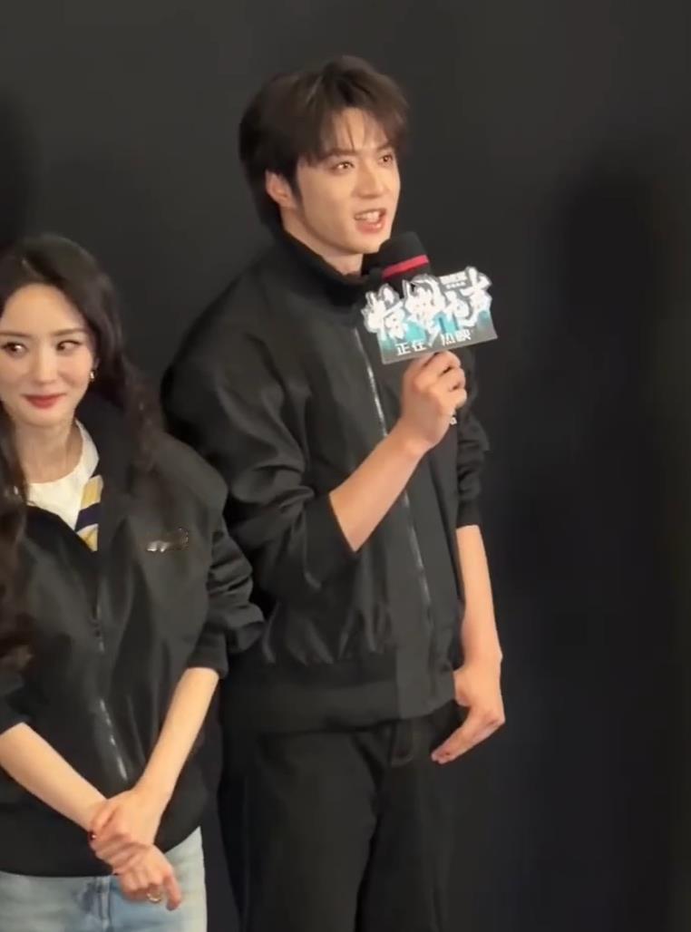 杨幂听到刘耀文说他老了的反应 刘耀文今年21岁，85四花之一的杨幂今年快40岁了