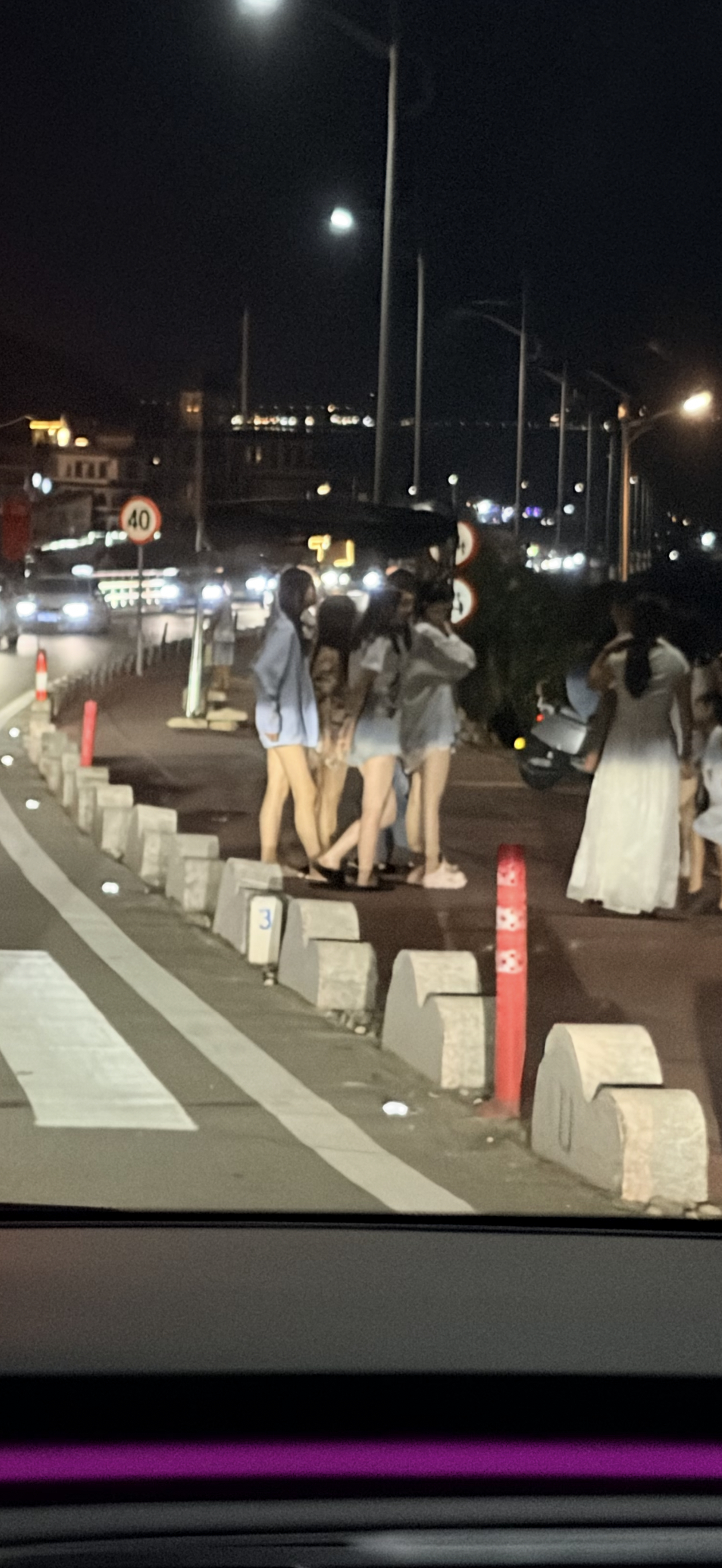 大晚上的过分了吧，还能不能让人好好堵车了。