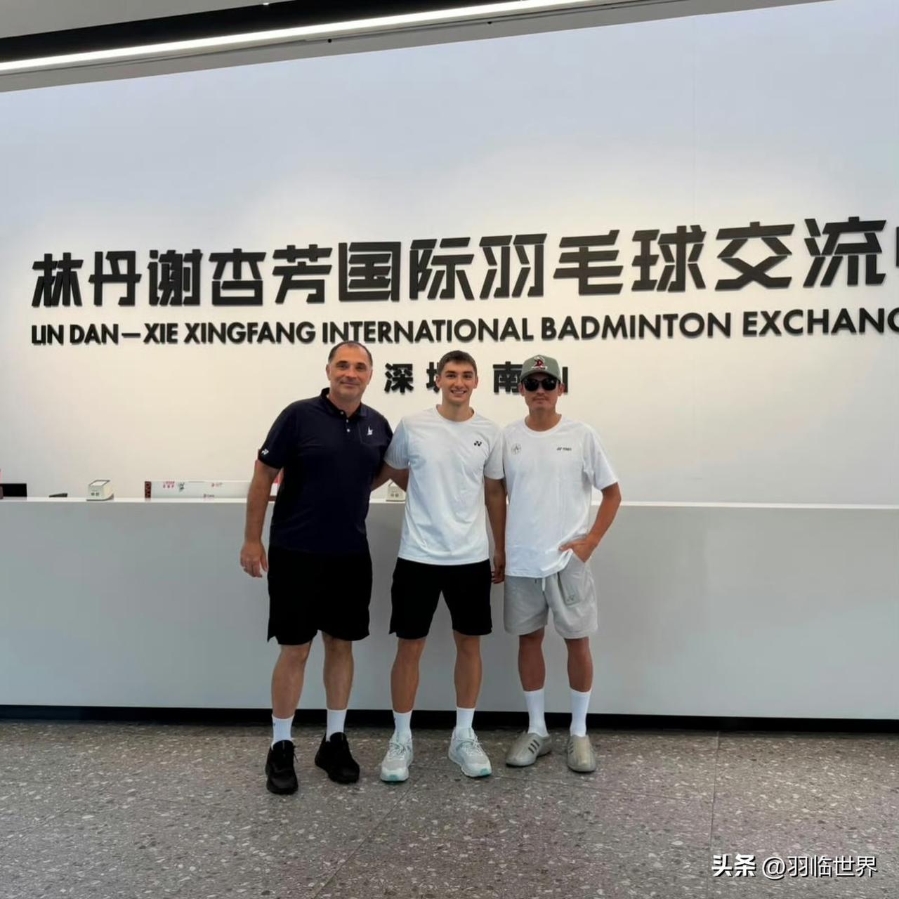 小波波夫参观林丹球馆：
我在中国期间，有幸见到了羽毛球界的传奇人物之一——林丹?