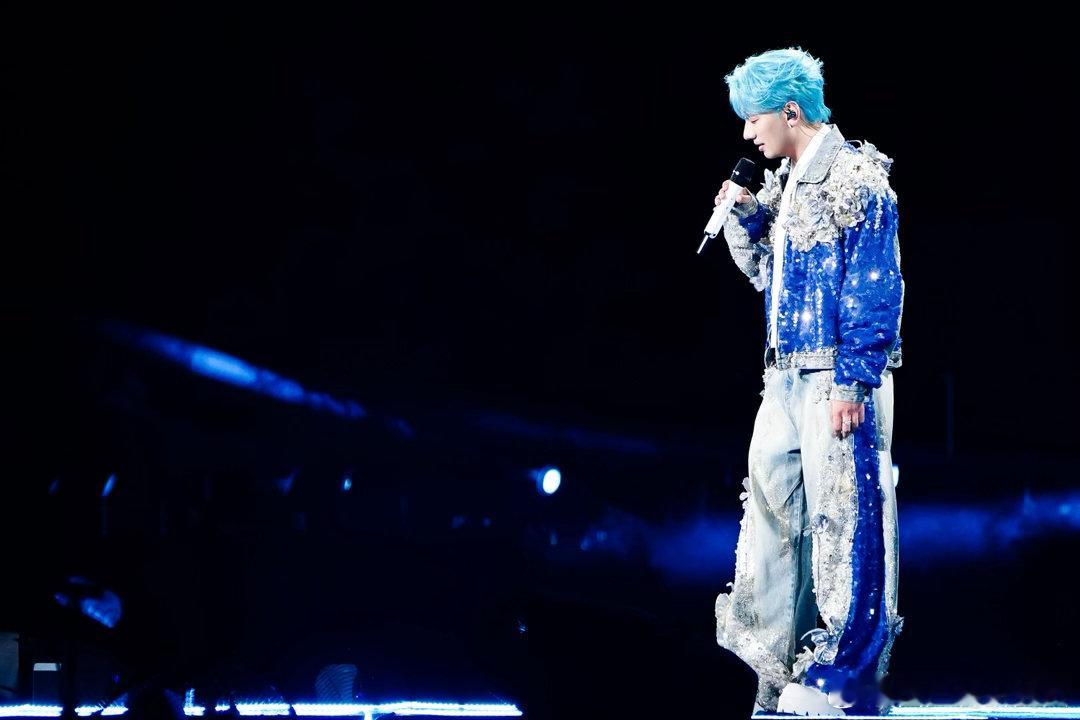 海来阿木口碑海来阿木演唱会口碑巡演路上兼顾身体与演出进度，即便奔波劳累也不临时取
