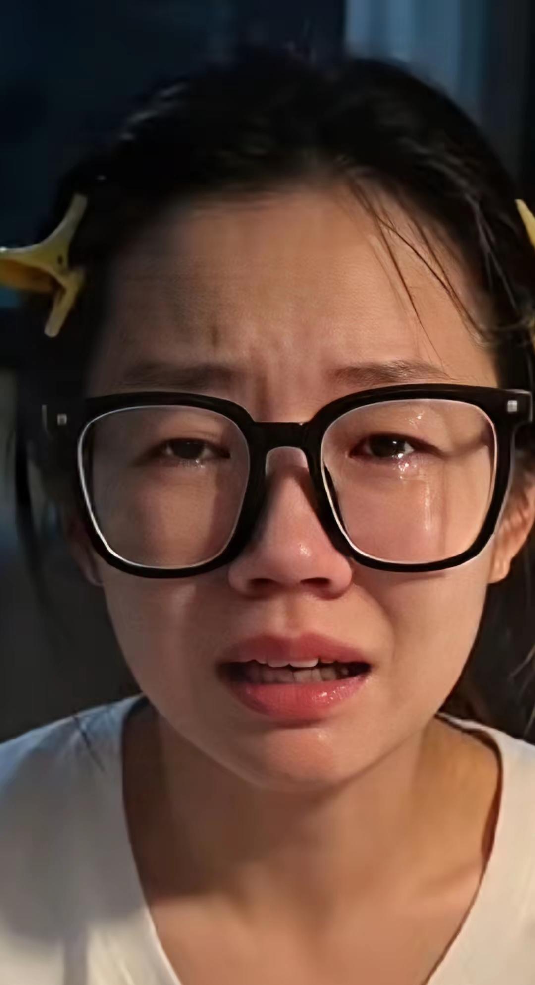 “摸臀女”熊女士哭了，再也没有以前那种嚣张的模样，估计是意识到自己的错误了，于是