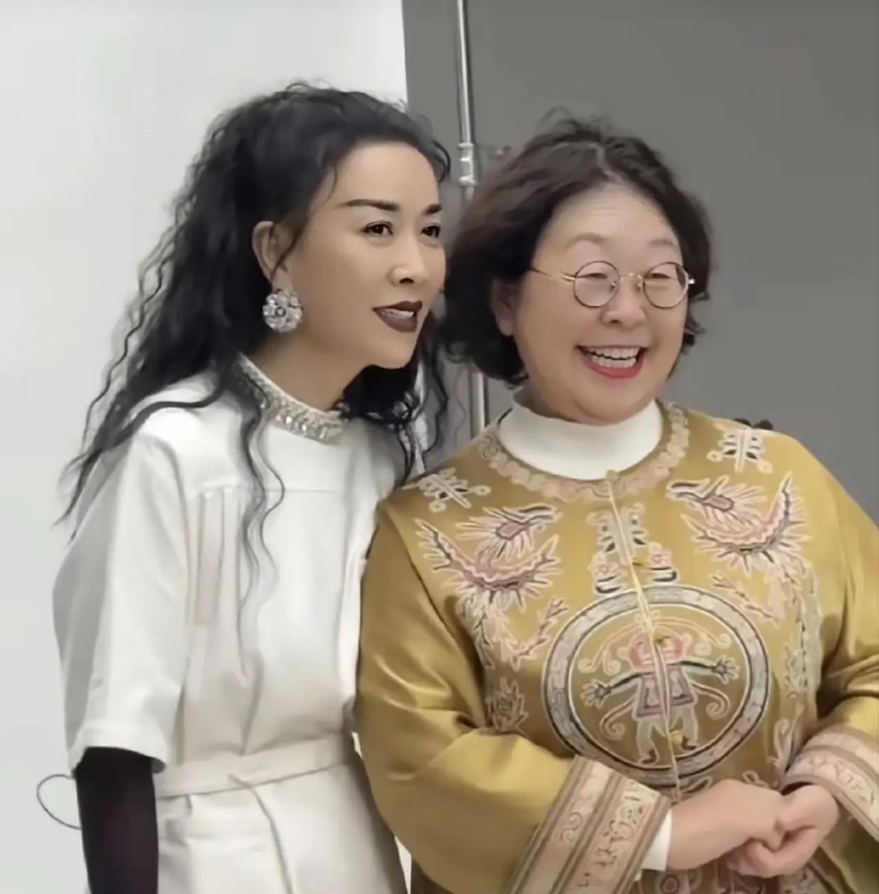 58岁的那英，对着63岁的杜海涛妈妈，喊“阿姨”，合适？还是不合适？