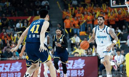 王洪泽哪像18岁，首次先发5分4篮板3抢断赢得杜峰指导信任



王洪泽看不出是