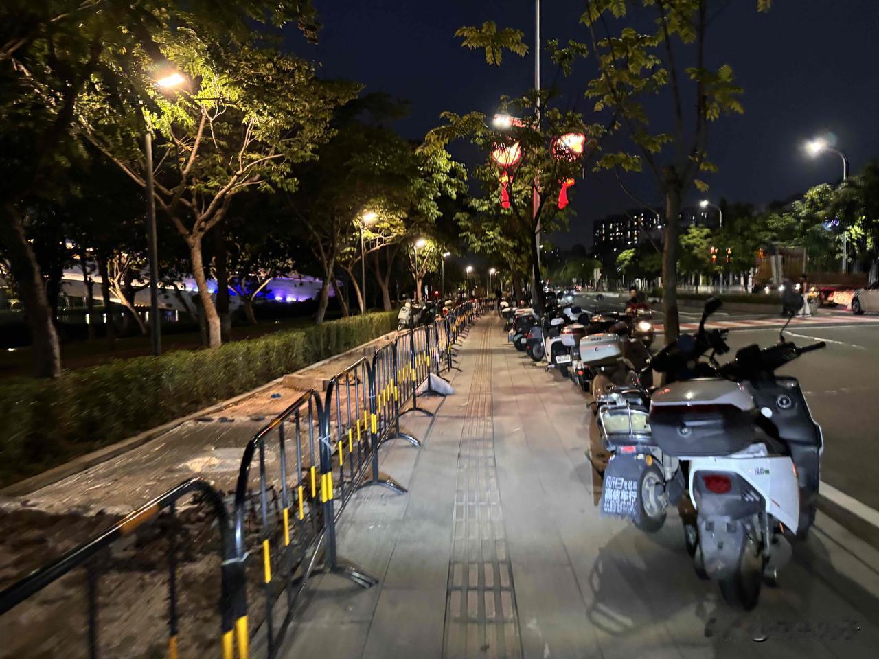 海滨路骑行道围蔽施工，不知何时才可以竣工正常通行。

这条非机动车道就在蕉门公园