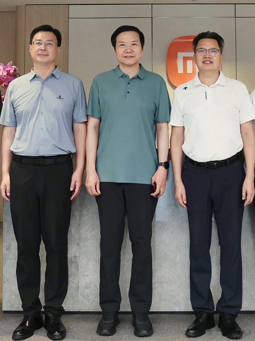雷总手上拿的这是……小米阔折叠？还是红色的诶！我看有人说线下店已经开始盲订了，怎