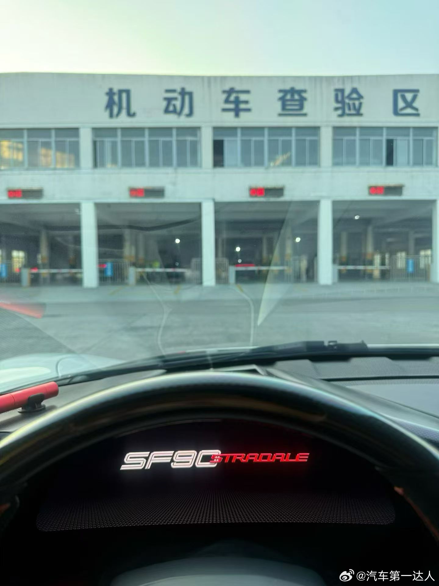 法拉利SF90 Stradale，银石赛道灰，气场拉满，选配干到109万，配置直
