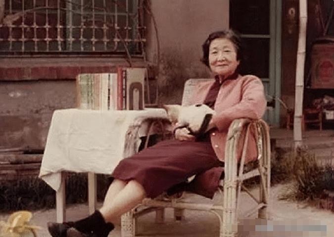 才女苏雪林，结婚36年，拒绝与丈夫同房。丈夫离世后，她坚持守寡38年，一生未育。