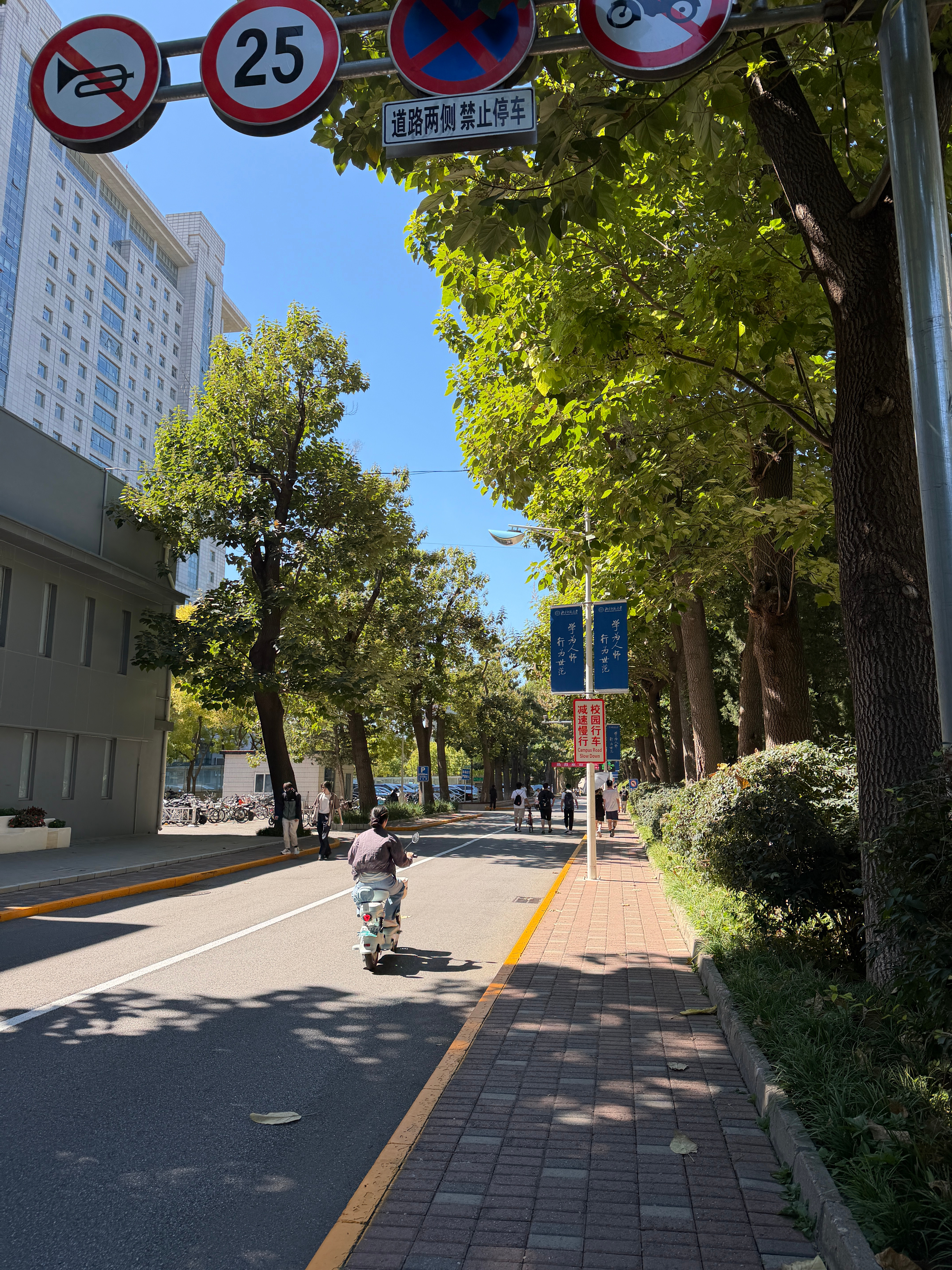 课题组聚餐，送行博士生去国外联陪。真是体会出家长的心情，反复叮嘱，身体第一，注意