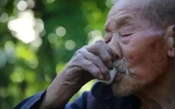 高血脂患者一口酒都不能喝？医生劝告：还喝酒，3个后果你将无法承受
 

高血脂不
