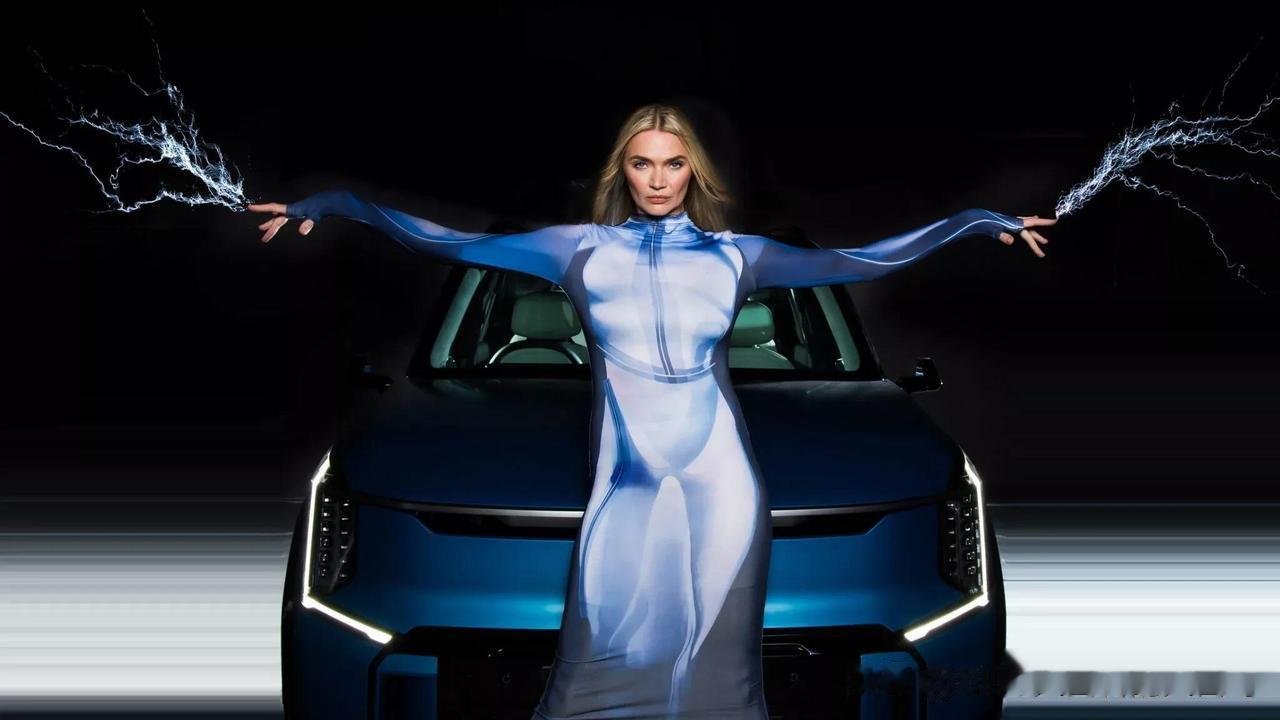 外国模特朱迪·基德为起亚EV9推广， 穿上了法拉第套装，可以允许100万伏特的电