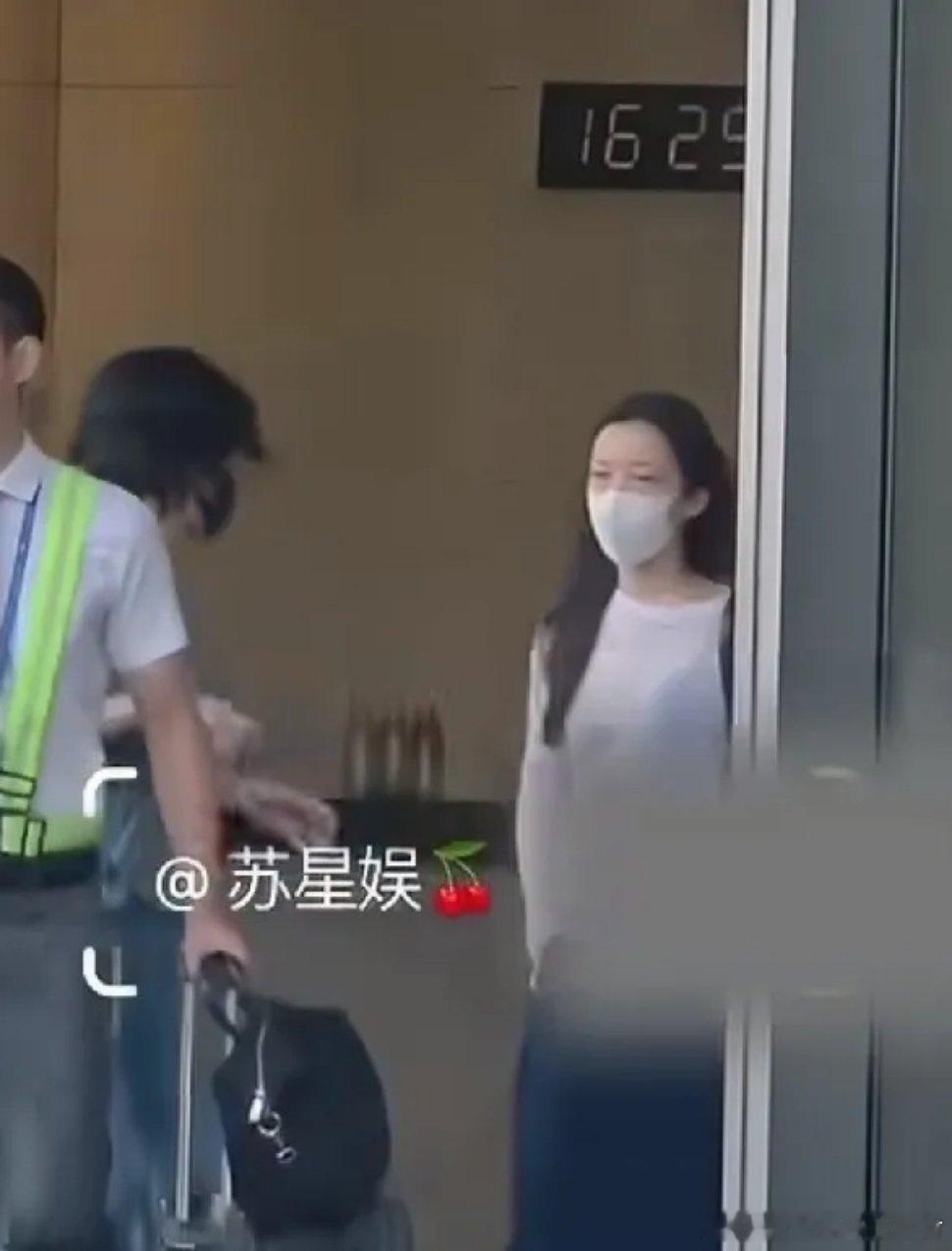 8月10日，天后王菲，引发了网友热议。原因是有八卦媒体拍到她从云南icon返回北