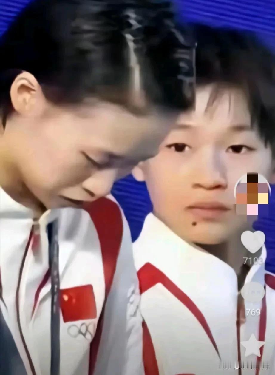 #秋日生活打卡季#
看到这张照片，心疼了，
两个小可爱，
都是那么懂事，
那么要
