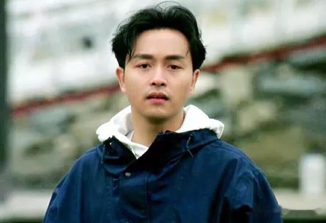 年纪轻轻就去世的5位男明星[流泪]

第1，李小龙（终年33岁）意外去世

第2