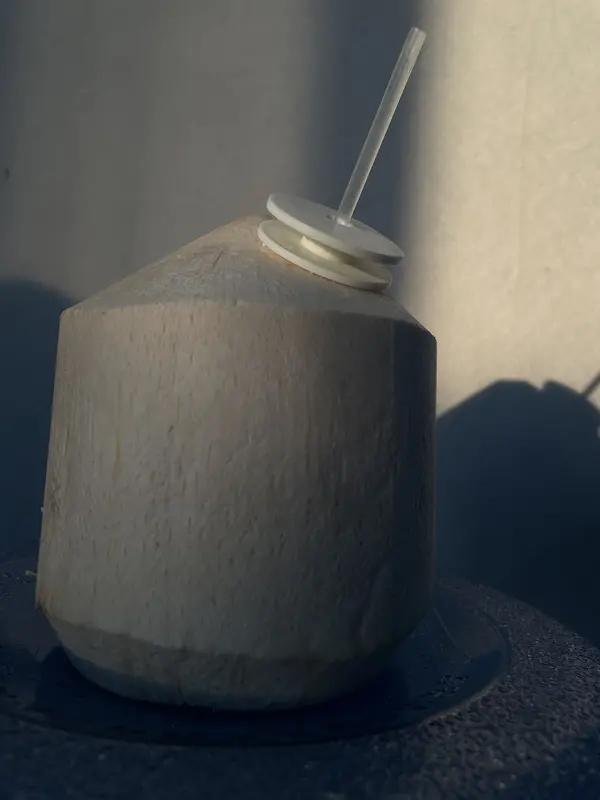 河南女子买椰青喝出紫色肉，当晚腹泻干呕 ，百果园坚称没问题，店员当场开新椰被“打