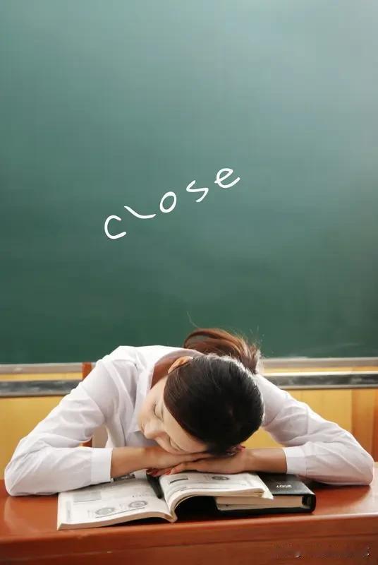 教育反思录（1034）
学生上课睡觉，怎么办？
一、先分清原因，不急于批评
学生