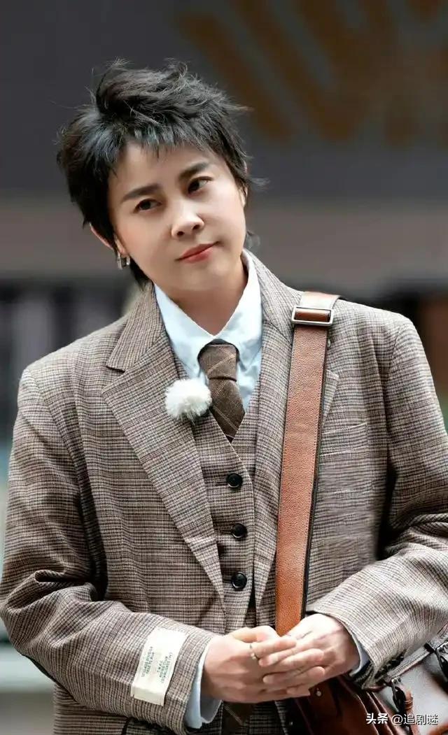 王濛，这嘴简直就是最强嘴替。她在阎鹤祥的播客里扔出“因为我是正常人”这句话，看似