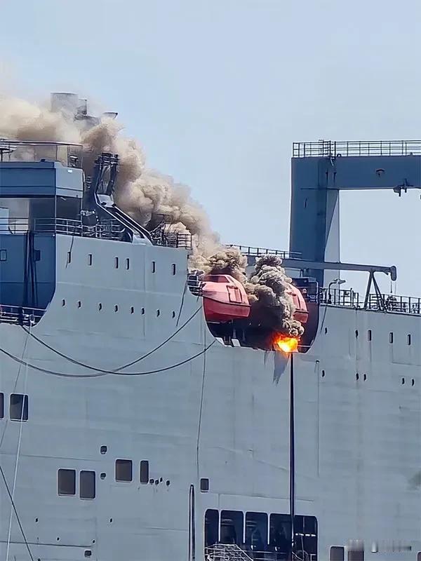 美国军舰，又起火了。
当地时间周一，美军一艘补给舰突发火灾，两艘救生艇燃起熊熊大