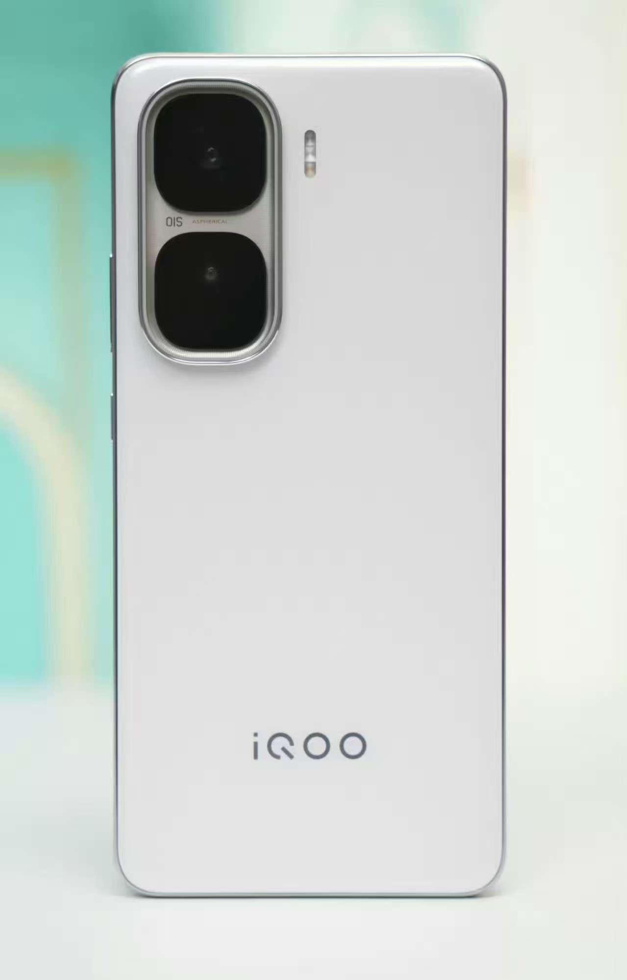 如果纯买来打游戏的手机，可以考虑iQOO Neo10Pro+和一加Ace5至尊，