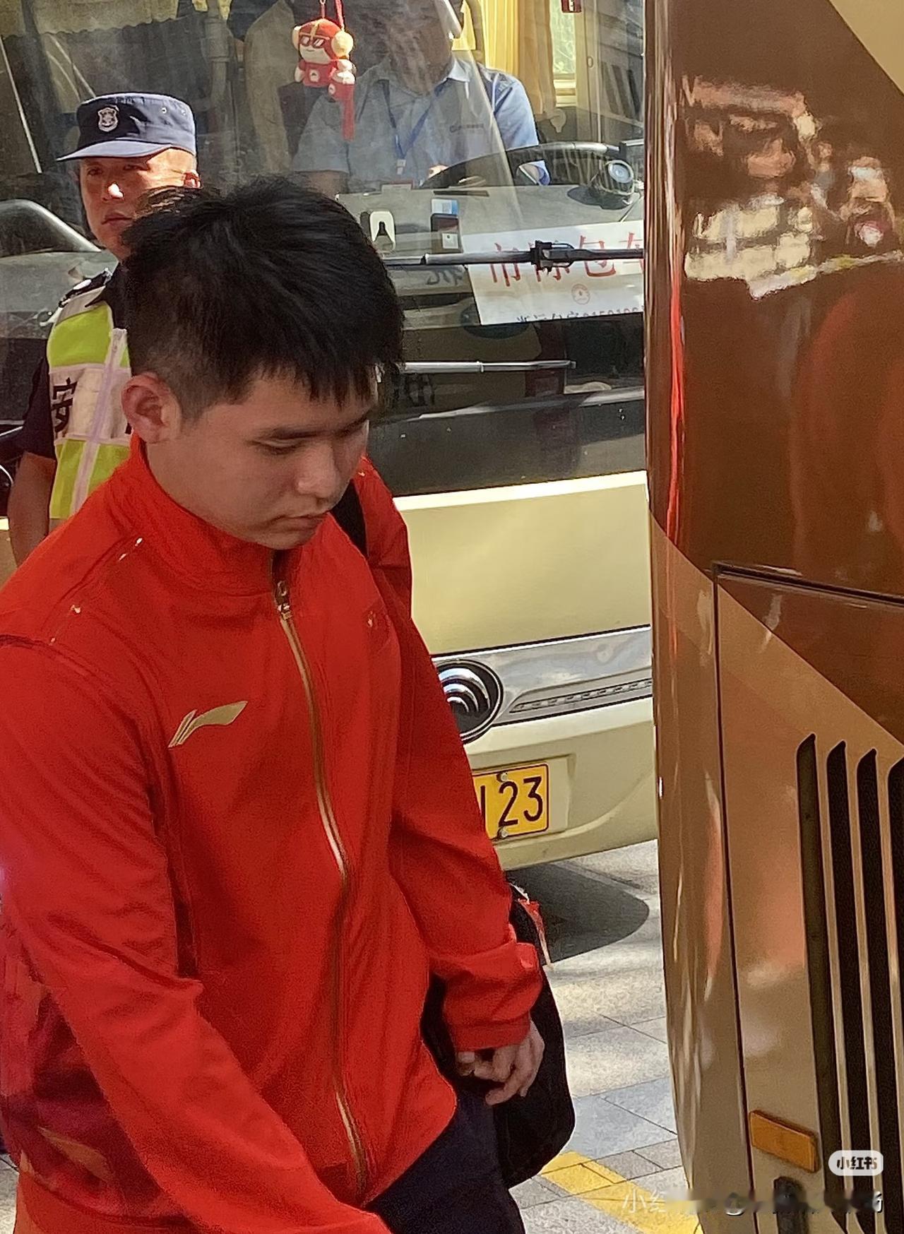 小石头上场之后
直播间的侯英超化身幼儿园夸夸团
打的不错，质量也不低
没事，这个