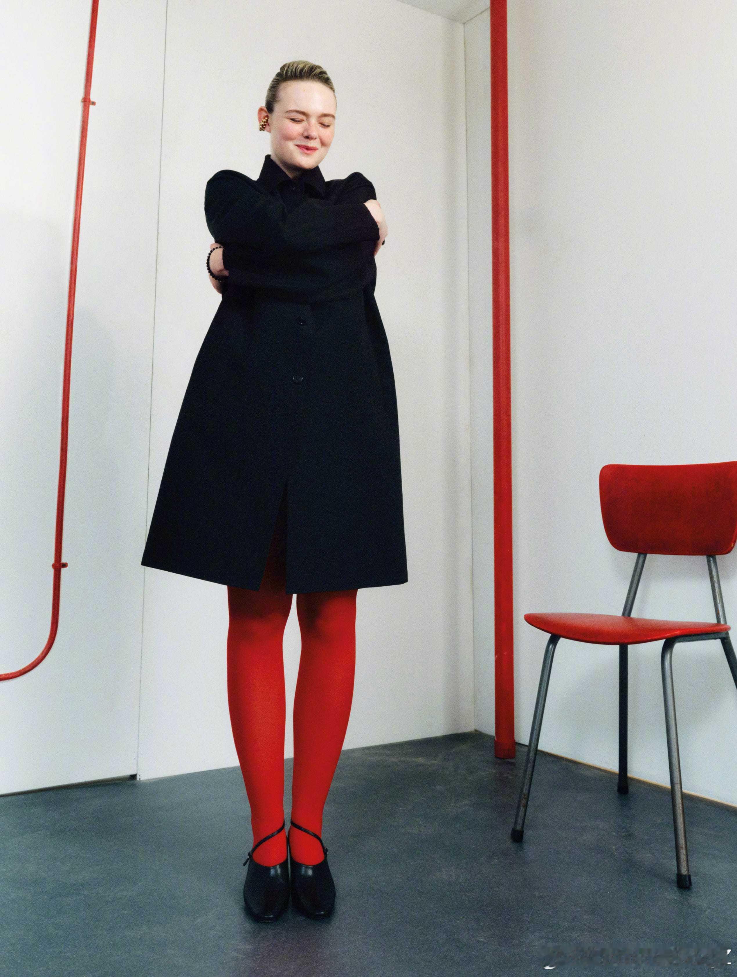 英国版 ELLE 五月刊，Elle Fanning 佩戴 Cartier 珠宝亮