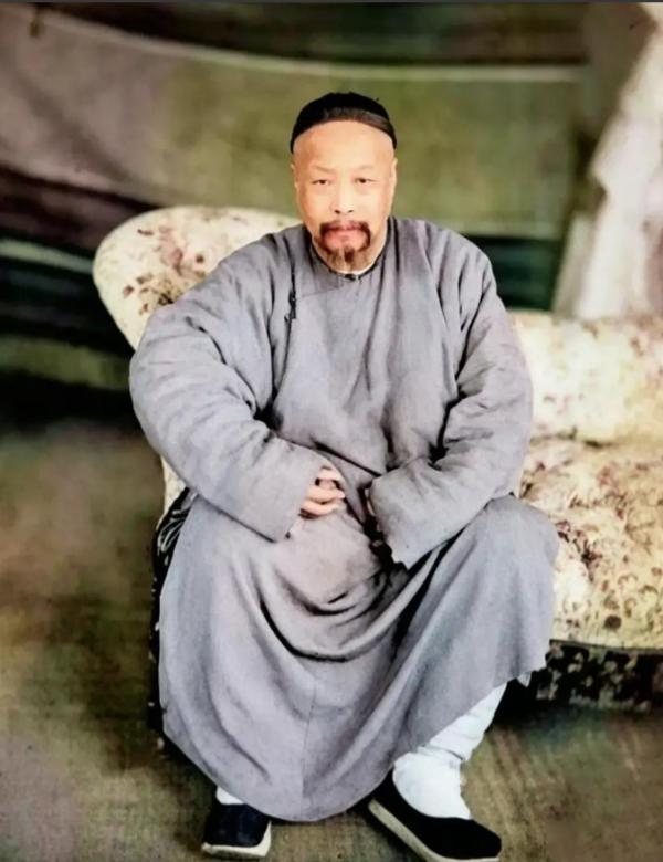 1858年，大清总督叶名琛被英军俘虏，送到印度，关了起来，围观的人笑他像只猴，“