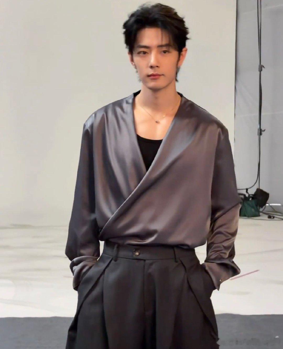 肖战香槟丝带西装战战今天这身造型真的一眼沦陷～ 相比常见的银灰色西装，香槟色更显