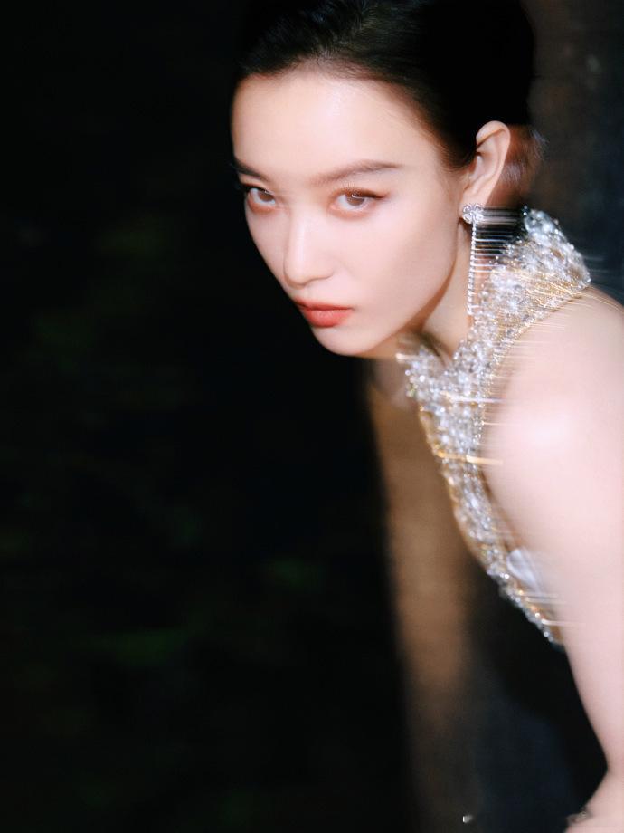 倪妮金鸡奖第二套造型，珠片亮钻装饰的白色礼裙，倪妮翘臀咱就说这个好美的身材就是该