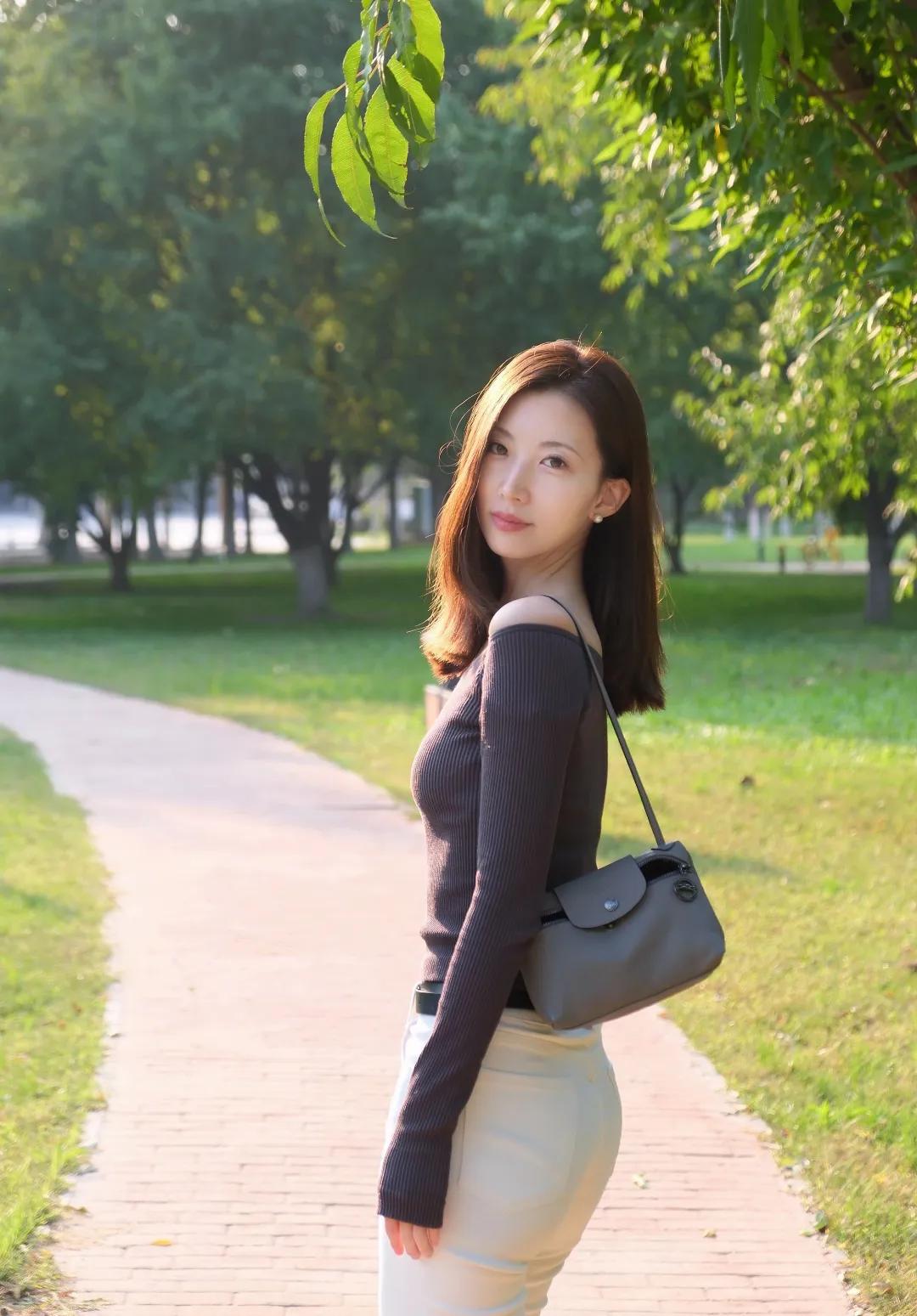 #秋日生活碎片打卡# 今天帮美女拍照，我最满意的就是这张，感觉到她的美女她的爱