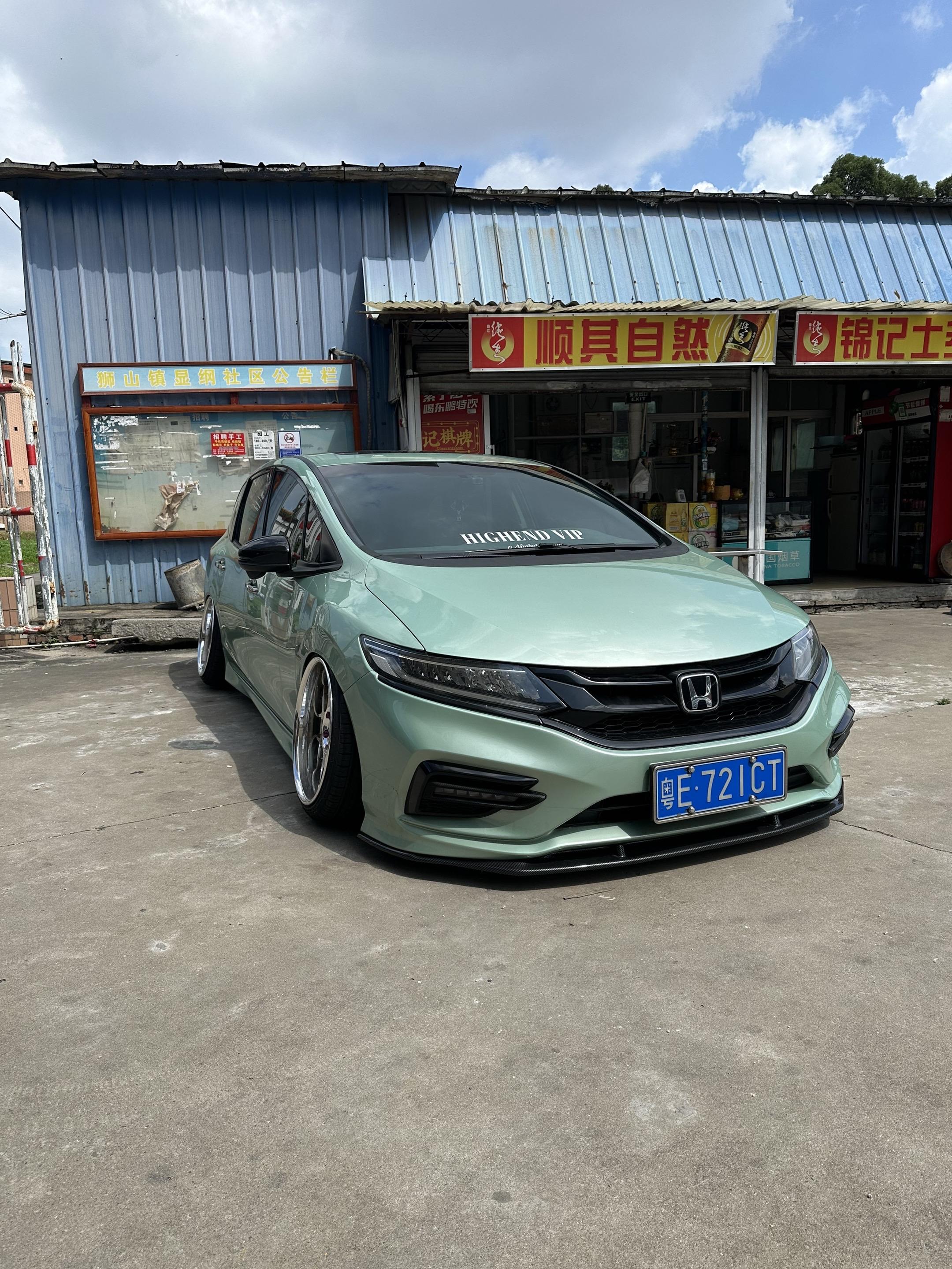 一年都加不了两次油的车、居然白天叫出车