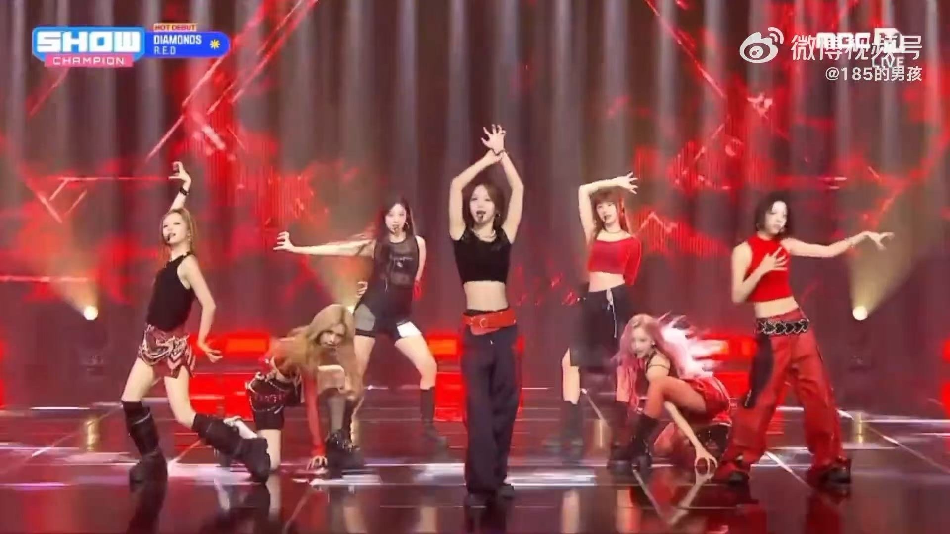 RED是懂自古红蓝出CP的 红蓝配色本来就容易出彩，她们还把这种对比玩到极致。服