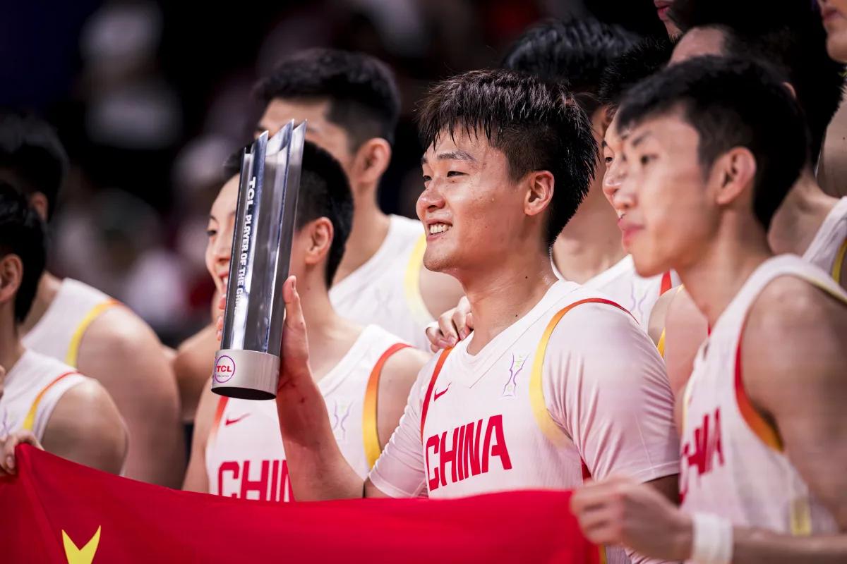 这届亚洲杯杨瀚森没打，也是面临两难最终还是让他专心去备战NBA。这种类似的情形以