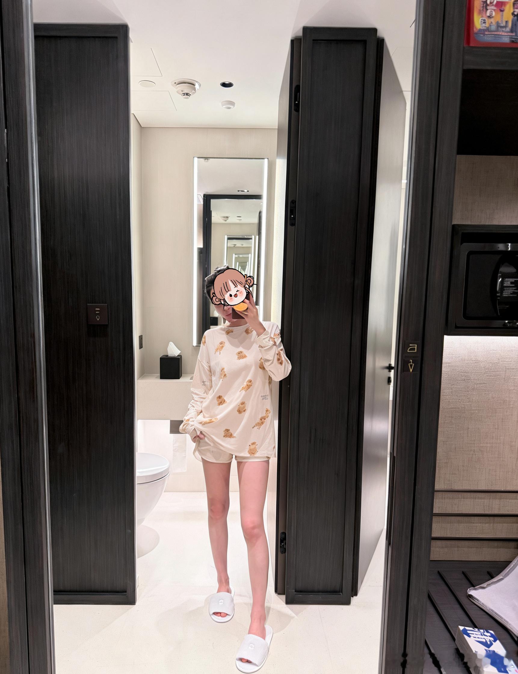 给大家分享一下我最近最喜欢的棕色小博美睡衣吧！上面的小狗真的很像茶包了，以后出差