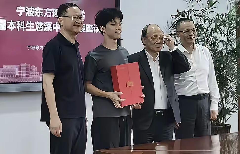 宁波东方理工大学656分的投档线，比浙大仅低2分，最高691分的成绩更是足以稳进