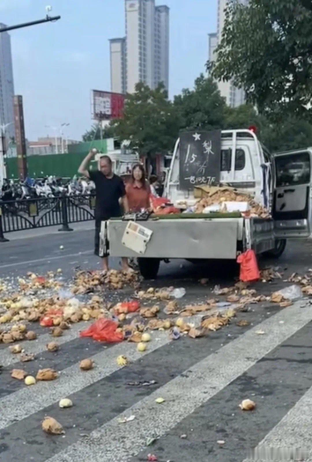 #洛阳民生关注# 【洛阳一商贩与城管争执砸烂一车梨】8月27日，网传一段视频显示