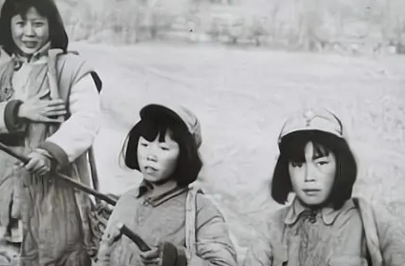1949年，西北解放后，装了13年哑巴的女红军终于敢说话了，村民们听到她说话，十
