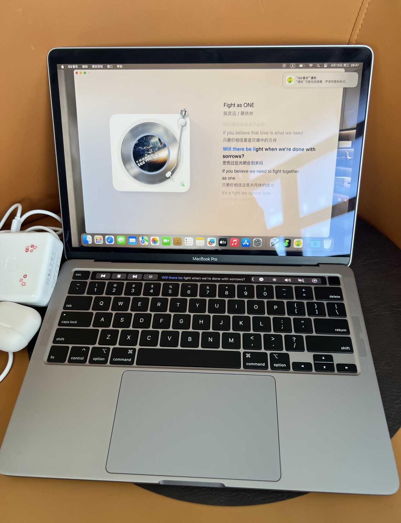 出一台好漂亮的苹果笔记本
女生自用的2289，13.3寸的MacBook Pro
