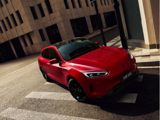 上周末去试驾了问界新M5 Ultra，今天下班后逛街发现它又出了新车色——跃影红